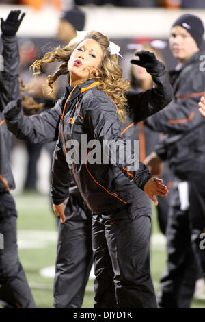 27. November 2010 - Stillwater, Oklahoma, Vereinigte Staaten von Amerika - Cheerleader während der Spielaktion.  Oklahoma Niederlagen Oklahoma State in der Schlacht Bedlam mit einem Score von 47 / 41 im Spiel auf Boones Pickens Stadium. (Kredit-Bild: © Fichte Derden/Southcreek Global/ZUMAPRESS.com) Stockfoto