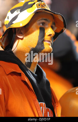 27. November 2010 - Stillwater, Oklahoma, Vereinigte Staaten von Amerika - Disapointed OSU Fan während der Spielaktion.  Oklahoma Niederlagen Oklahoma State in der Schlacht Bedlam mit einem Score von 47 / 41 im Spiel auf Boones Pickens Stadium. (Kredit-Bild: © Fichte Derden/Southcreek Global/ZUMAPRESS.com) Stockfoto