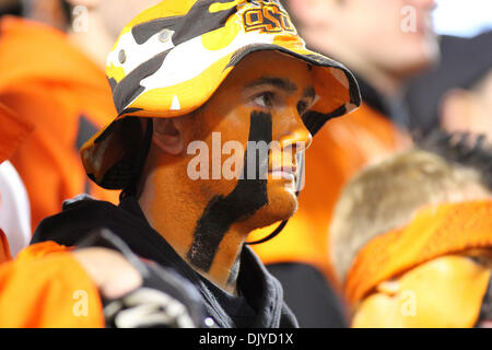 27. November 2010 - Stillwater, Oklahoma, Vereinigte Staaten von Amerika - Disapointed OSU Fan während der Spielaktion.  Oklahoma Niederlagen Oklahoma State in der Schlacht Bedlam mit einem Score von 47 / 41 im Spiel auf Boones Pickens Stadium. (Kredit-Bild: © Fichte Derden/Southcreek Global/ZUMAPRESS.com) Stockfoto