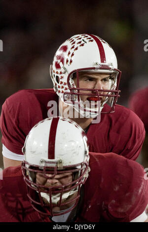 27. November 2010 bereitet die Snap - Stanford, Kalifornien, Vereinigte Staaten von Amerika - Stanford Quarterback Andrew Luck (#12). Stanford besiegte Oregon State 38-0 im Stanford Stadium. (Kredit-Bild: © Kelly Cox/Southcreek Global/ZUMAPRESS.com) Stockfoto