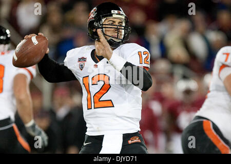 27. November 2010 bereitet - Stanford, Kalifornien, Vereinigte Staaten von Amerika - Oregon State Quarterback Ryan Katz (#12), den Ball zu werfen. Stanford besiegte Oregon State 38-0 im Stanford Stadium. (Kredit-Bild: © Kelly Cox/Southcreek Global/ZUMAPRESS.com) Stockfoto