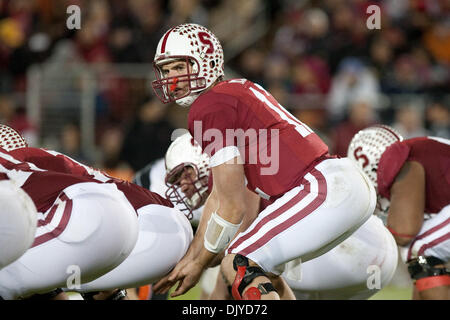 27. November 2010 bereitet die Snap - Stanford, Kalifornien, Vereinigte Staaten von Amerika - Stanford Quarterback Andrew Luck (#12). Stanford besiegte Oregon State 38-0 im Stanford Stadium. (Kredit-Bild: © Kelly Cox/Southcreek Global/ZUMAPRESS.com) Stockfoto