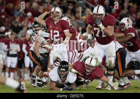 27. November 2010 - Stanford, Kalifornien, Vereinigte Staaten von Amerika - umgeben Stanford Quarterback Andrew Luck (#12) wirft den Pass. Stanford besiegte Oregon State 38-0 im Stanford Stadium. (Kredit-Bild: © Kelly Cox/Southcreek Global/ZUMAPRESS.com) Stockfoto