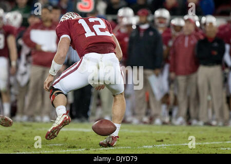 27. November 2010 - Stanford, Kalifornien, Vereinigte Staaten von Amerika - Stanford Quarterback Andrew Luck (#12) befummelt die Druckknöpfe. Stanford besiegte Oregon State 38-0 im Stanford Stadium. (Kredit-Bild: © Kelly Cox/Southcreek Global/ZUMAPRESS.com) Stockfoto