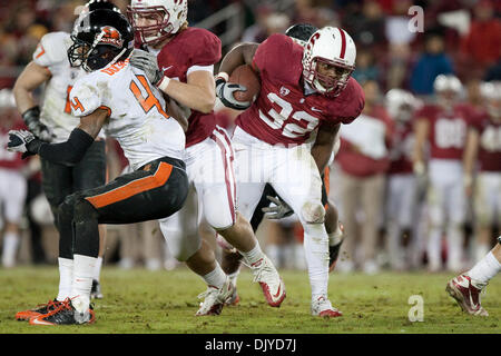 27. November 2010 - Stanford, Kalifornien, Vereinigte Staaten von Amerika - Stanford Runningback Anthony Wilkerson (#32) findet ein Loch. Stanford besiegte Oregon State 38-0 im Stanford Stadium. (Kredit-Bild: © Kelly Cox/Southcreek Global/ZUMAPRESS.com) Stockfoto