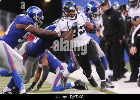 New York Giants Linebacker Jonathan Goff (54) schiebt Jacksonville Jaguars Runningback Maurice Jones-Drew (32) out of Bounds nach einem 10-Yard-Ansturm während der zweiten Hälfte der Woche 12 NFL Aktion zwischen den New York Giants und die Jacksonville Jaguars im New Meadowlands Stadium in East Rutherford, NJ Die Riesen besiegt den Jaguars 24-20. (Kredit-Bild: © wird Schneekloth/Southcreek Global/ZUMA Stockfoto