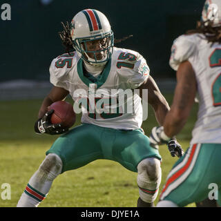 28. November 2010 - Oakland, CA, USA - Oakland Raiders Vs Miami Dolphins im Oakland-Alameda County Coliseum Sonntag, 10. Oktober 2010.  Miami Dolphins breiter Empfänger Davone Bess #15..Raiders locker um Delfine 33-17 (Credit-Bild: © Al Golub/ZUMAPRESS.com) Stockfoto