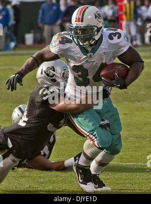 28. November 2010 - Oakland, CA, USA - Oakland Raiders Vs Miami Dolphins im Oakland-Alameda County Coliseum Sonntag, 10. Oktober 2010.  Oakland Raiders Sicherheit Mike Mitchell #34 herunterreisst Miami Dolphins Runningback Ricky Williams #34..Raiders lose zu Delfinen 33-17 (Credit-Bild: © Al Golub/ZUMAPRESS.com) Stockfoto