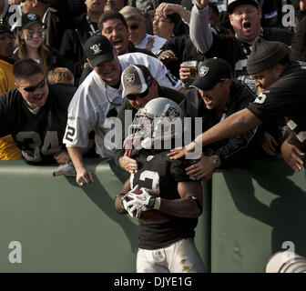 28. November 2010 - Oakland, CA, USA - Oakland Raiders Vs Miami Dolphins im Oakland-Alameda County Coliseum Sonntag, 10. Oktober 2010.  Publikum feiert Touchdown mit Oakland Raiders Wide Receiver Jacoby Ford #12..Raiders locker um Delfine 33-17 (Credit-Bild: © Al Golub/ZUMAPRESS.com) Stockfoto