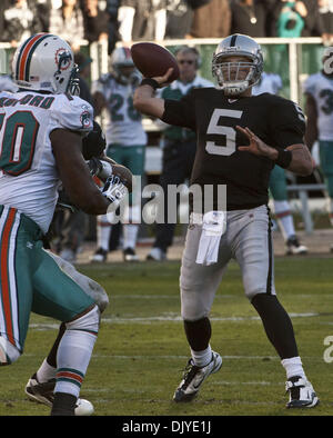 28. November 2010 - Oakland, CA, USA - Oakland Raiders Vs Miami Dolphins im Oakland-Alameda County Coliseum Sonntag, 10. Oktober 2010.  Oakland Raiders quarterback Bruce Gradkowski #5..Raiders locker um Delfine 33-17 (Credit-Bild: © Al Golub/ZUMAPRESS.com) Stockfoto