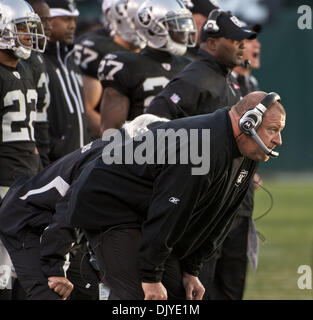 28. November 2010 - Oakland, CA, USA - Oakland Raiders Vs Miami Dolphins im Oakland-Alameda County Coliseum Sonntag, 10. Oktober 2010.  Raider Head Coach Tom Cable.Raiders locker um Delfine 33-17 (Credit-Bild: © Al Golub/ZUMAPRESS.com) Stockfoto