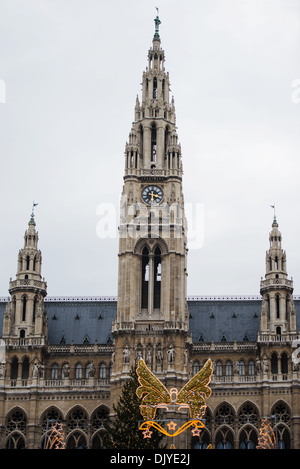 Rathaus (Town Hall) mit Weihnachtsdekoration in Wien während Weihnachtsmarkt, Österreich Stockfoto