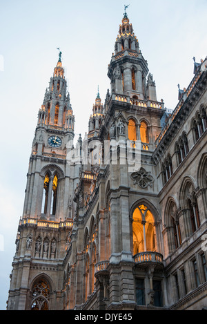 Rathaus (Town Hall) in Wien während Weihnachtsmarkt, Österreich Stockfoto