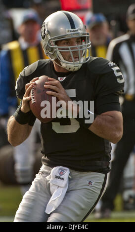 28. November 2010 - Oakland, CA, USA - Oakland Raiders Vs Miami Dolphins im Oakland-Alameda County Coliseum Sonntag, 10. Oktober 2010.  Oakland Raiders quarterback Bruce Gradkowski #5..Raiders locker um Delfine 33-17 (Credit-Bild: © Al Golub/ZUMAPRESS.com) Stockfoto