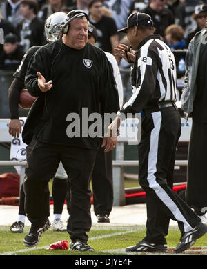 28. November 2010 - Oakland, CA, USA - Oakland Raiders Vs Miami Dolphins im Oakland-Alameda County Coliseum Sonntag, 10. Oktober 2010.  Raider Head Coach wirft rote Fahne früh im Spiel... Raiders verlieren zu Delfinen 33-17 (Credit-Bild: © Al Golub/ZUMAPRESS.com) Stockfoto