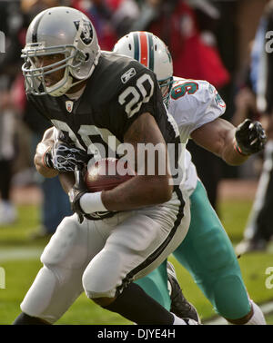 28. November 2010 - Oakland, CA, USA - Oakland Raiders Vs Miami Dolphins im Oakland-Alameda County Coliseum Sonntag, 10. Oktober 2010.  Oakland Raiders Runningback Darren McFadden #20 läuft mit Ball... Raiders verlieren zu Delfinen 33-17 (Credit-Bild: © Al Golub/ZUMAPRESS.com) Stockfoto