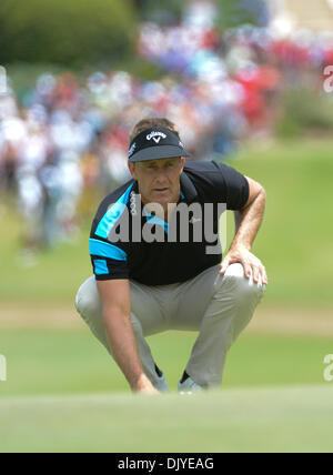 Sydney, Australien. 1. Dezember 2013. Australiens Stuart Appleby reiht sich ein Putt auf dem 1. Loch bei den 2013 Emiraten Australian Open, Royal Sydney Golf Club Credit: Tony Bowler/Alamy Live News Stockfoto