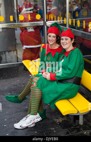 Die Elfen Leanne Robinson und Sara MacKenzie beim Liverpool Santa Dash starten am Pier Head und versuchen, den Guinness-Weltrekord für das ‘größte Weihnachtstreffen’ zu brechen, das bei 13.000 liegt, und versuchen auch, auf mehr als £5 Millionen im letzten Jahr aufzusteigen. Der festliche Fun Run unterstützt in diesem Jahr den ITV Text Santa Appeal, um Spenden für Age UK, Anthony Nolan, Carers UK, Marie Curie Cancer Care, Together for Short Lives und Whizz-Kidz zu sammeln. Stockfoto