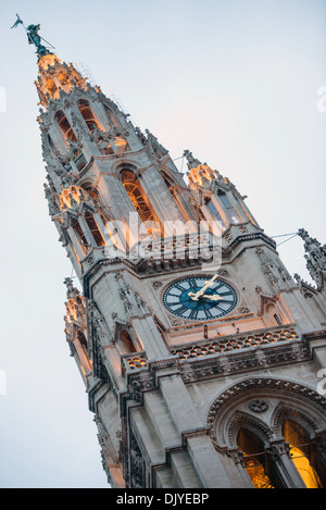 Turm des Rathauses (Rathaus) in Wien während Weihnachtsmarkt, Österreich Stockfoto