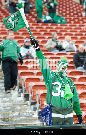 28. November 2010 - Edmonton, Alberta, Canada - Saskatchewan ehemaliger Fan an Saskatchewan ehemaliger Vs Montreal Alouettes Grey Cup Endspiel im Commonwealth Stadium in Edmonton. (Kredit-Bild: © Derek Mortensen/Southcreek Global/ZUMAPRESS.com) Stockfoto