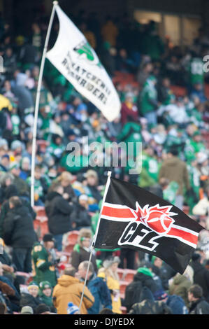 28. November 2010 - Edmonton, Alberta, Kanada - Fans fliegen Fahnen am Saskatchewan ehemaliger Vs Montreal Alouettes Grey Cup Endspiel im Commonwealth Stadium in Edmonton. (Kredit-Bild: © Derek Mortensen/Southcreek Global/ZUMAPRESS.com) Stockfoto