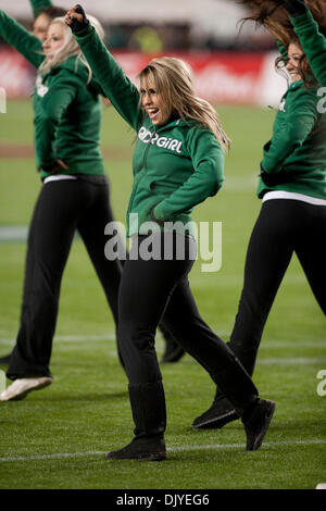 28. November 2010 - Edmonton, Alberta, Canada - Saskatchewan Cheerleader in Saskatchewan ehemaliger Vs Montreal Alouettes Grey Cup Endspiel im Commonwealth Stadium in Edmonton. (Kredit-Bild: © Derek Mortensen/Southcreek Global/ZUMAPRESS.com) Stockfoto