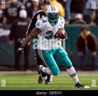 28. November 2010 - Oakland, Kalifornien, USA - Miami Dolphins Runningback RICKY WILLIAMS #34 in Aktion gegen die Oakland Raiders. (Kredit-Bild: © William Mancebo/ZUMAPRESS.com) Stockfoto