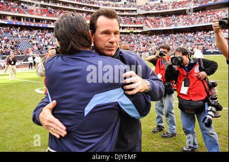 28. November 2010 - Houston, Texas, Vereinigte Staaten von Amerika - Houston Texans Cheftrainer Gary Kubiak umarmt Tennessee Titans Cheftrainer Jeff Fisher nach dem Spiel zwischen den Houston Texans und die Tennessee Titans.  Die Texaner aussperren der Titans 20-0. (Kredit-Bild: © Jerome Miron/Southcreek Global/ZUMAPRESS.com) Stockfoto