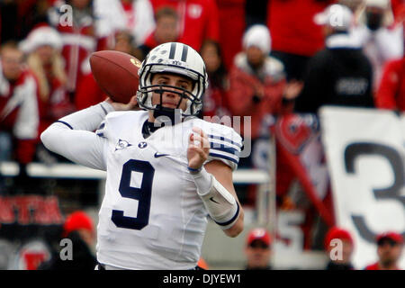 28. November 2010 - South Jordan, Utah, Vereinigte Staaten von Amerika - BYU quarterback Jake Heaps während ihrer 16-17-Niederlage gegen Utah im Rice-Eccles Stadium... Stephen Holt / Southcreek Global (Kredit-Bild: © Stephen Holt/Southcreek Global/ZUMAPRESS.com) Stockfoto