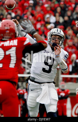 28. November 2010 - South Jordan, Utah, Vereinigte Staaten von Amerika - BYU quarterback Jake Heaps während ihrer 16-17-Niederlage gegen Utah im Rice-Eccles Stadium... Stephen Holt / Southcreek Global (Kredit-Bild: © Stephen Holt/Southcreek Global/ZUMAPRESS.com) Stockfoto