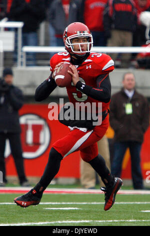 28. November 2010 - South Jordan, Utah, Vereinigte Staaten von Amerika - BYU Quarterback Jordan Wynn während Utahs 17-16 Heimsieg gegen Rivalen BYU in Rice-Eccles Stadium... Stephen Holt / Southcreek Global (Kredit-Bild: © Stephen Holt/Southcreek Global/ZUMAPRESS.com) Stockfoto