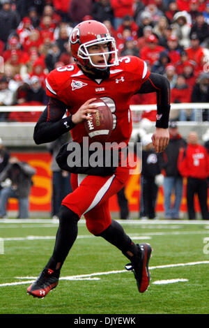 28. November 2010 - South Jordan, Utah, Vereinigte Staaten von Amerika - BYU Quarterback Jordan Wynn während Utahs 17-16 Heimsieg gegen Rivalen BYU in Rice-Eccles Stadium... Stephen Holt / Southcreek Global (Kredit-Bild: © Stephen Holt/Southcreek Global/ZUMAPRESS.com) Stockfoto