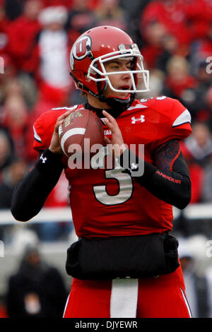 28. November 2010 - South Jordan, Utah, Vereinigte Staaten von Amerika - BYU Quarterback Jordan Wynn während Utahs 17-16 Heimsieg gegen Rivalen BYU in Rice-Eccles Stadium... Stephen Holt / Southcreek Global (Kredit-Bild: © Stephen Holt/Southcreek Global/ZUMAPRESS.com) Stockfoto