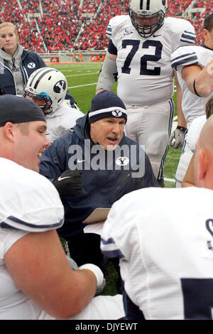 28. November 2010 - South Jordan, Utah, Vereinigte Staaten von Amerika - BYU coach während Durin ihre 16-17-Niederlage gegen Utah in Utahs Rice-Eccles Stadium... Stephen Holt / Southcreek Global (Kredit-Bild: © Stephen Holt/Southcreek Global/ZUMAPRESS.com) Stockfoto