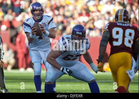 28. November 2010 - Landover, Maryland, Vereinigte Staaten von Amerika - Minnesota Vikings-Quarterback Brett Favre (4) Snap FedEx Field NFL Spielaktion, endgültige braucht Punkte; Wikinger 17 Redskins 13 (Kredit-Bild: © Roland Pintilie/Southcreek Global/ZUMAPRESS.com) Stockfoto