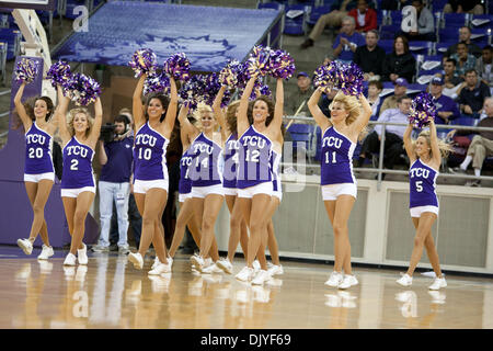 29. November 2010 - Fort Worth, Texas, Vereinigte Staaten von Amerika - TCU Cheerleader in Aktion gegen die USC Trojans.  TCU führt zur Halbzeit, USC 38 31at Amon G. Carter Stadium. (Kredit-Bild: © Andrew Dieb/Southcreek Global/ZUMAPRESS.com) Stockfoto