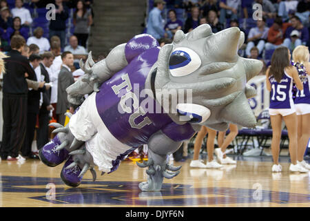 29. November 2010 führt - Fort Worth, Texas, Vereinigte Staaten von Amerika - TCU Cheerleader während einer Pause in der Aktion gegen die USC Trojans.  TCU Niederlagen USC 81-69 am Amon G. Carter Stadium. (Kredit-Bild: © Andrew Dieb/Southcreek Global/ZUMAPRESS.com) Stockfoto