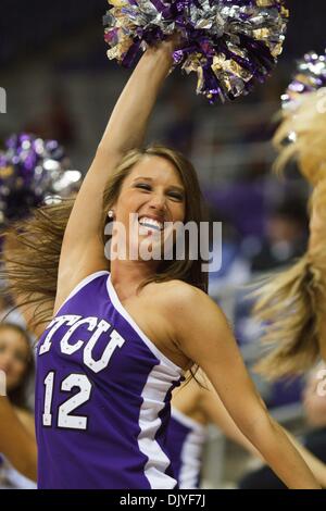 29. November 2010 führt - Fort Worth, Texas, Vereinigte Staaten von Amerika - TCU Cheerleader während einer Pause in der Aktion gegen die USC Trojans.  TCU Niederlagen USC 81-69 am Amon G. Carter Stadium. (Kredit-Bild: © Andrew Dieb/Southcreek Global/ZUMAPRESS.com) Stockfoto