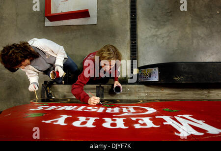 30. November 2010 pitch - Southaven, MS, Vereinigte Staaten - 30. November 2010 - Southaven Rathaus Mitarbeiter Debbie Grenzen (links) und Mell Burnham (rechts) im Rathaus Schwimmer für den diesjährigen Christmas Parade zu schmücken.  Mehr als siebzig Schwimmer registriert haben, um in Southaven Parade teilnehmen, die für Samstag, 4. Dezember, um 07:00 geplant ist. (Kredit-Bild: © die kommerzielle Appeal/ZUMAPRESS.c Stockfoto