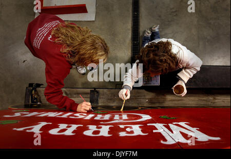 30. November 2010 pitch - Southaven, MS, Vereinigte Staaten - 30. November 2010 - Southaven Rathaus Mitarbeiter Mell Burnham (links) und Debbie Grenzen (rechts) im Rathaus Schwimmer für den diesjährigen Christmas Parade zu schmücken.  Mehr als siebzig Schwimmer registriert haben, um in Southaven Parade teilnehmen, die für Samstag, 4. Dezember, um 07:00 geplant ist. (Kredit-Bild: © die kommerzielle Appeal/ZUMAPRESS.c Stockfoto