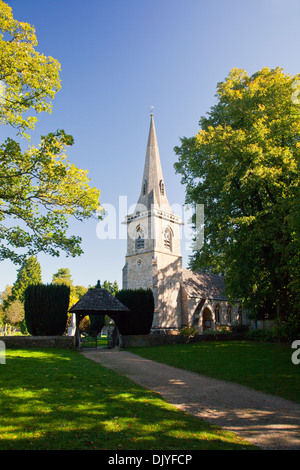 Die Pfarrkirche St. Mary die Jungfrau an der Lower Slaughter, Gloucestershire, England, UK Stockfoto