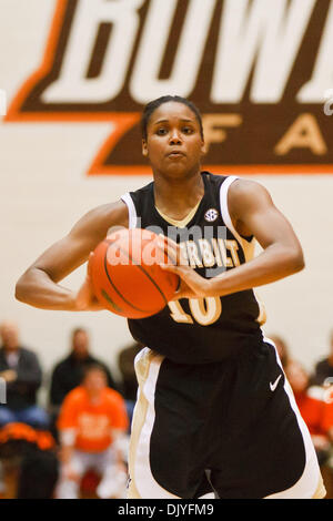 1. Dezember 2010 - Bowling Green, Ohio, Vereinigte Staaten von Amerika - Vanderbilt Wache Christina Foggie (#10) geht der Ball zu einem Mitspieler während der zweiten Hälfte Spielaktion.  Foggie wurde wurde spät im Spiel verletzt und außerhalb des Platzes auf einer Bahre.  Bowling Green verärgert Vanderbilt (23/23) 79 68 in historischen Anderson Arena in Bowling Green, Ohio. (Kredit-Bild: © Scott Grau/Southcreek G Stockfoto