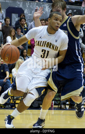 1. Dezember 2010 - Berkeley, California, Vereinigte Staaten von Amerika - California Golden Bears Wache Emerson Murray (31) fährt die Grundlinie während des NCAA-Spiels zwischen der UC Davis Aggies und die California Golden Bears im Haas-Pavillon.  Cal schlagen die besuchenden Aggies 74-62. (Kredit-Bild: © Matt Cohen/Southcreek Global/ZUMAPRESS.com) Stockfoto