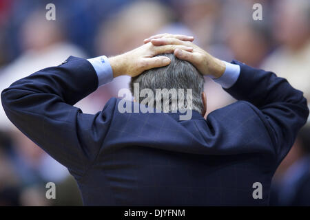 1. Dezember 2010 - Berkeley, California, Vereinigte Staaten von Amerika - California Golden Bears Head coach Mike Montgomery drückt Frustration mit seinem Team spielen während der NCAA Spiel zwischen der UC Davis Aggies und die California Golden Bears im Haas-Pavillon.  Cal schlagen die besuchenden Aggies 74-62. (Kredit-Bild: © Matt Cohen/Southcreek Global/ZUMAPRESS.com) Stockfoto