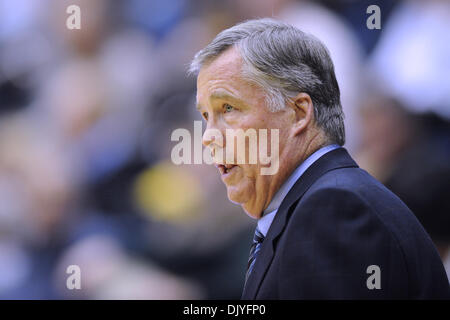 1. Dezember 2010 - Berkeley, California, Vereinigte Staaten von Amerika - California Golden Bears Cheftrainer Mike Montgomery leitet seinen Spielern während des NCAA-Spiels zwischen der UC Davis Aggies und die California Golden Bears im Haas-Pavillon.  Cal schlagen die besuchenden Aggies 74-62. (Kredit-Bild: © Matt Cohen/Southcreek Global/ZUMAPRESS.com) Stockfoto