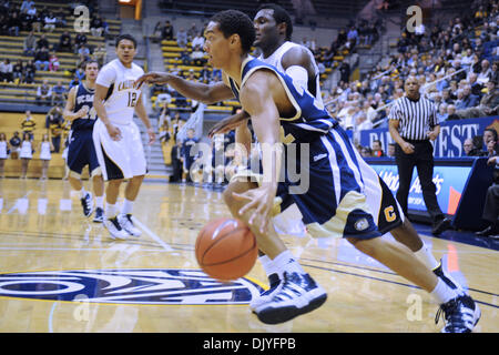 1. Dezember 2010 - Berkeley, California, Vereinigte Staaten von Amerika - UC Davis Aggies Wache Ryan Sypkens (32) treibt die Grundlinie während des NCAA-Spiels zwischen der UC Davis Aggies und die California Golden Bears im Haas-Pavillon.  Cal schlagen die besuchenden Aggies 74-62. (Kredit-Bild: © Matt Cohen/Southcreek Global/ZUMAPRESS.com) Stockfoto