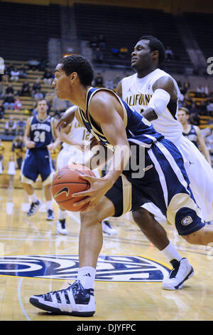 1. Dezember 2010 - Berkeley, California, Vereinigte Staaten von Amerika - UC Davis Aggies Wache Ryan Sypkens (32) treibt die Grundlinie während des NCAA-Spiels zwischen der UC Davis Aggies und die California Golden Bears im Haas-Pavillon.  Cal schlagen die besuchenden Aggies 74-62. (Kredit-Bild: © Matt Cohen/Southcreek Global/ZUMAPRESS.com) Stockfoto