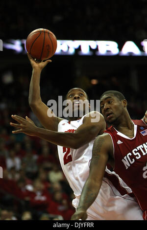 1. Dezember 2010 - Madison, Wisconsin, Vereinigte Staaten von Amerika - Wisconsin Wache Wquinton Smith (2) auf den Schuss gefoult wird. In die Ten-ACC/Big-Challenge-Wisconsin besiegte North Carolina State 87-48 im Kohl Center in Madison, Wisconsin. (Kredit-Bild: © John Fisher/Southcreek Global/ZUMAPRESS.com) Stockfoto