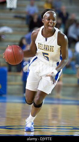 1. Dezember 2010 - Newark, Delaware, Vereinigte Staaten von Amerika - Delaware Junior Guard (#5) Vanessa Kabongo während der Spielaktion gegen Princeton. Princeton besiegt die Lady Blue Hens 68-50 bei der Bob Carpenter Center In Newark... Die Dame Hühner sind 5-1 und Marine nächste Gesicht. (Kredit-Bild: © Saquan Stimpson/Southcreek Global/ZUMAPRESS.com) Stockfoto