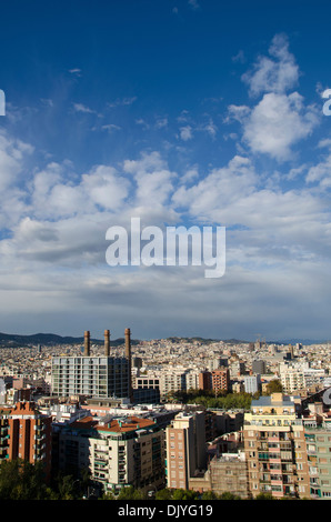 Panoramablick über Barcelona mit drei Schornsteinen Stockfoto